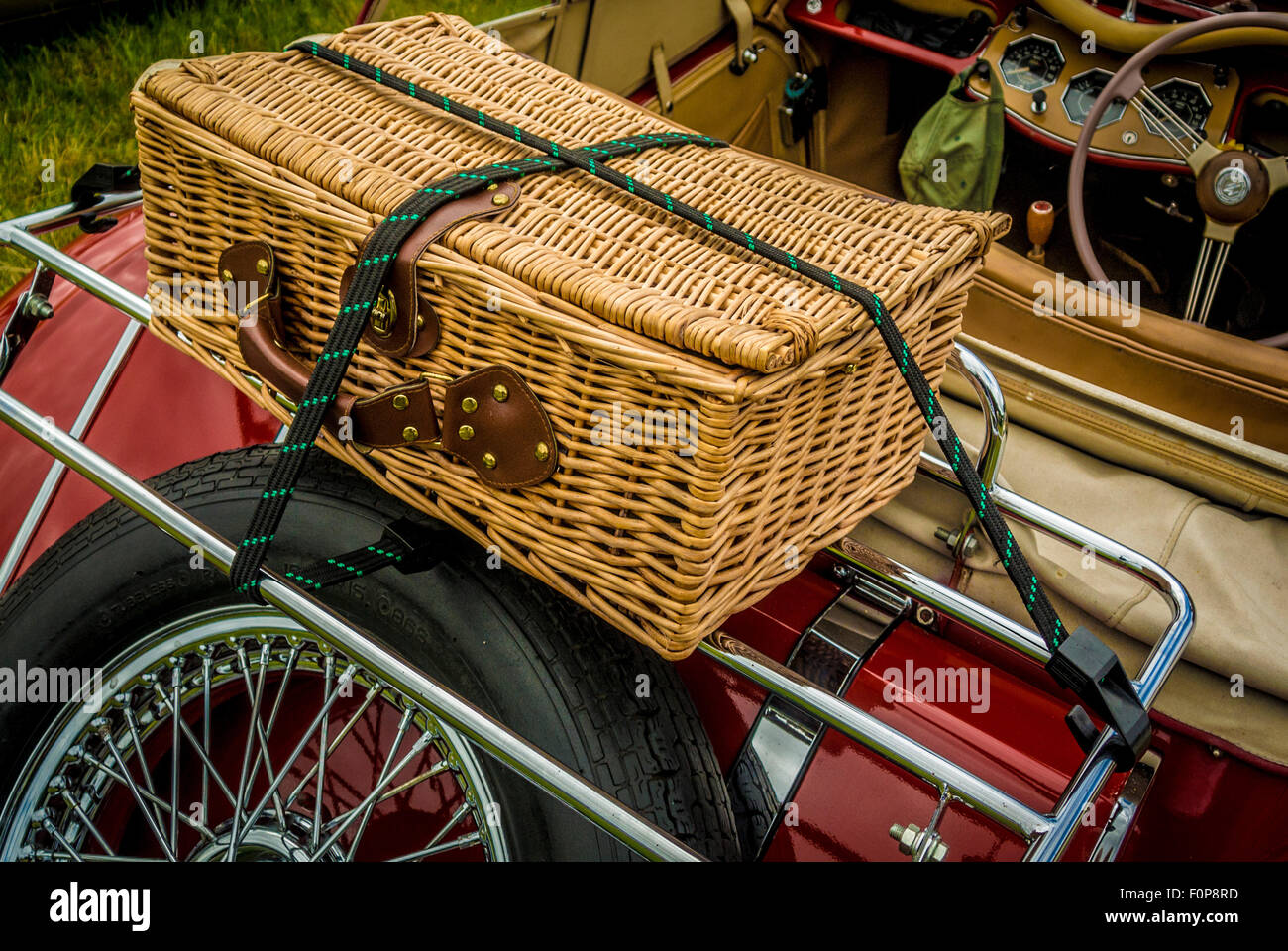 Rückseite des offenen oberen MG-Sportwagen mit Picknickkorb Stockfoto