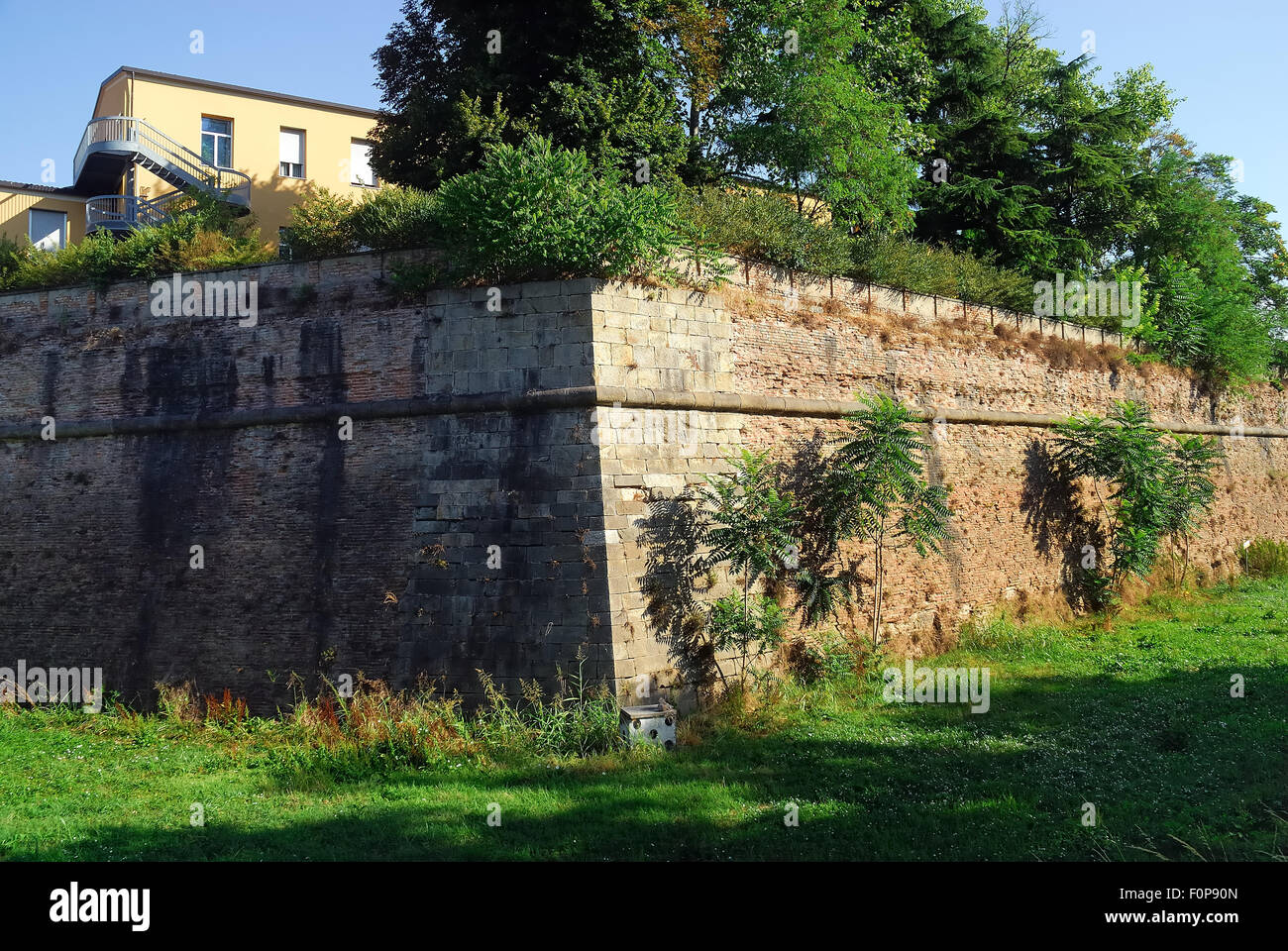 Padua, Italien. Die mittelalterlichen Mauern der Stadt. Die Wände von Padua (Italienisch: Cinta Muraria di Padova) sind ein Komplex von Verteidigungsanlagen um die italienische Stadt Padua, entworfen, um sie vor feindlichen Angriffen zu verteidigen. Es wurde gebaut in 4 Phasen: Roman, 13. Jahrhundert, 14. und 16. Jahrhundert. Stockfoto