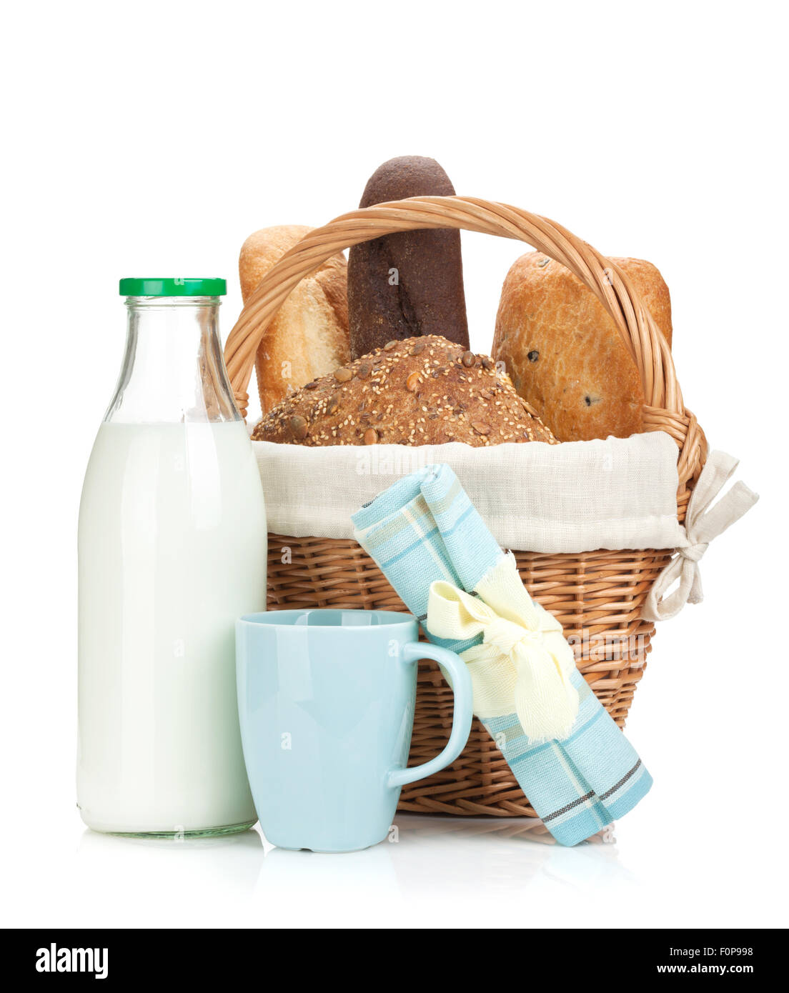 Picknick-Korb mit Brot und Milch Flasche. Isoliert auf weißem Hintergrund Stockfoto