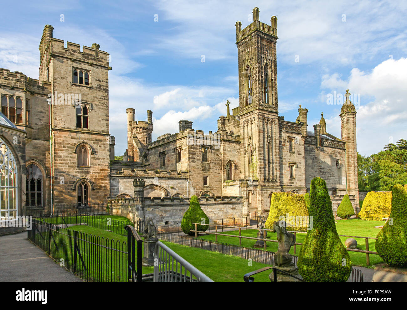Alton Towers verfallenes Haus auf dem Estate Theme Park Gärten Staffordshire England UK Stockfoto