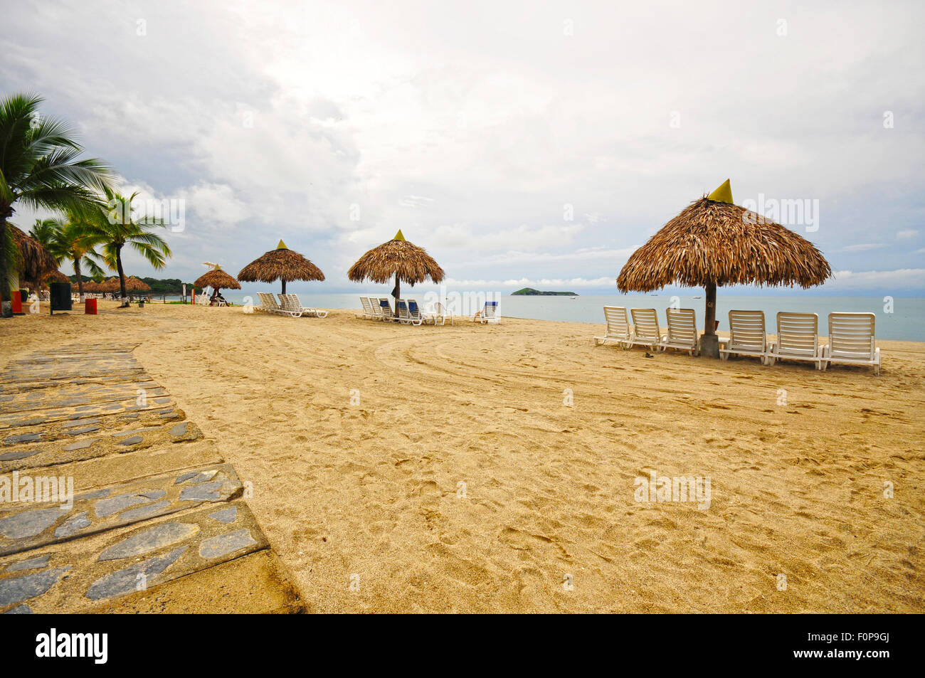 Strand-Szene in einem tropischen Resort mit Hütten und Weg Stockfoto