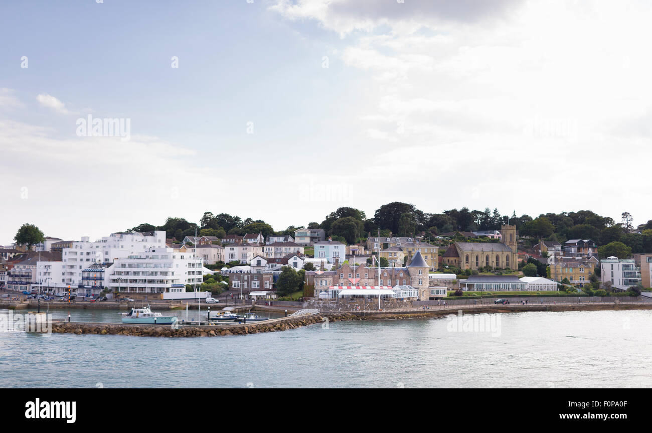 Die Royal Yacht Squadron am Eingang zur Medina River in Cowes auf der Isle Of Wight. Der berühmte Club ist 200 Jahre alt Stockfoto