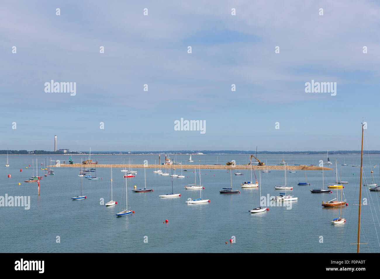 Die neue Wellenbrecher im Bau am Eingang zum Fluss Medina in Cowes auf der Isle Of Wight. Der berühmte Club beträgt 200 Stockfoto
