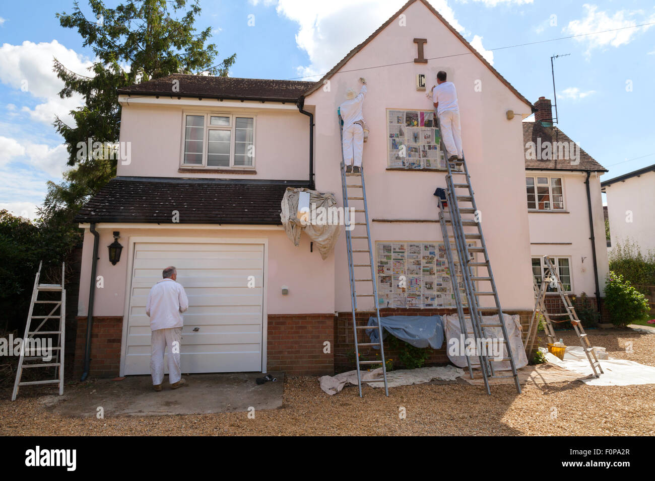 Professionelle Haus Maler malen das äußere eines Hauses, Suffolk, East Anglia, England UK Stockfoto