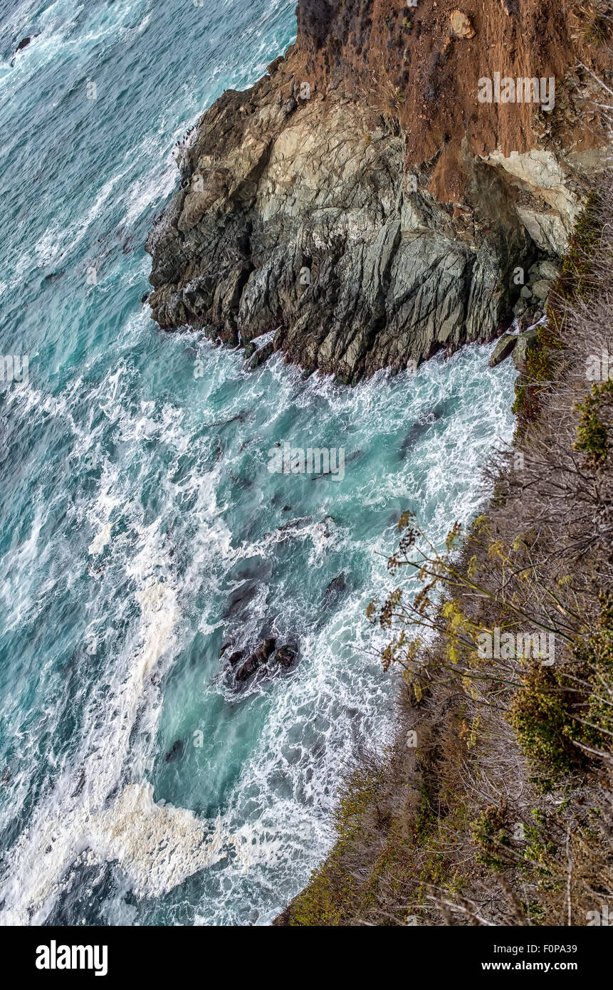 Blick auf den Pazifischen Ozean von einer Klippe in Big Sur, Kalifornien Stockfoto