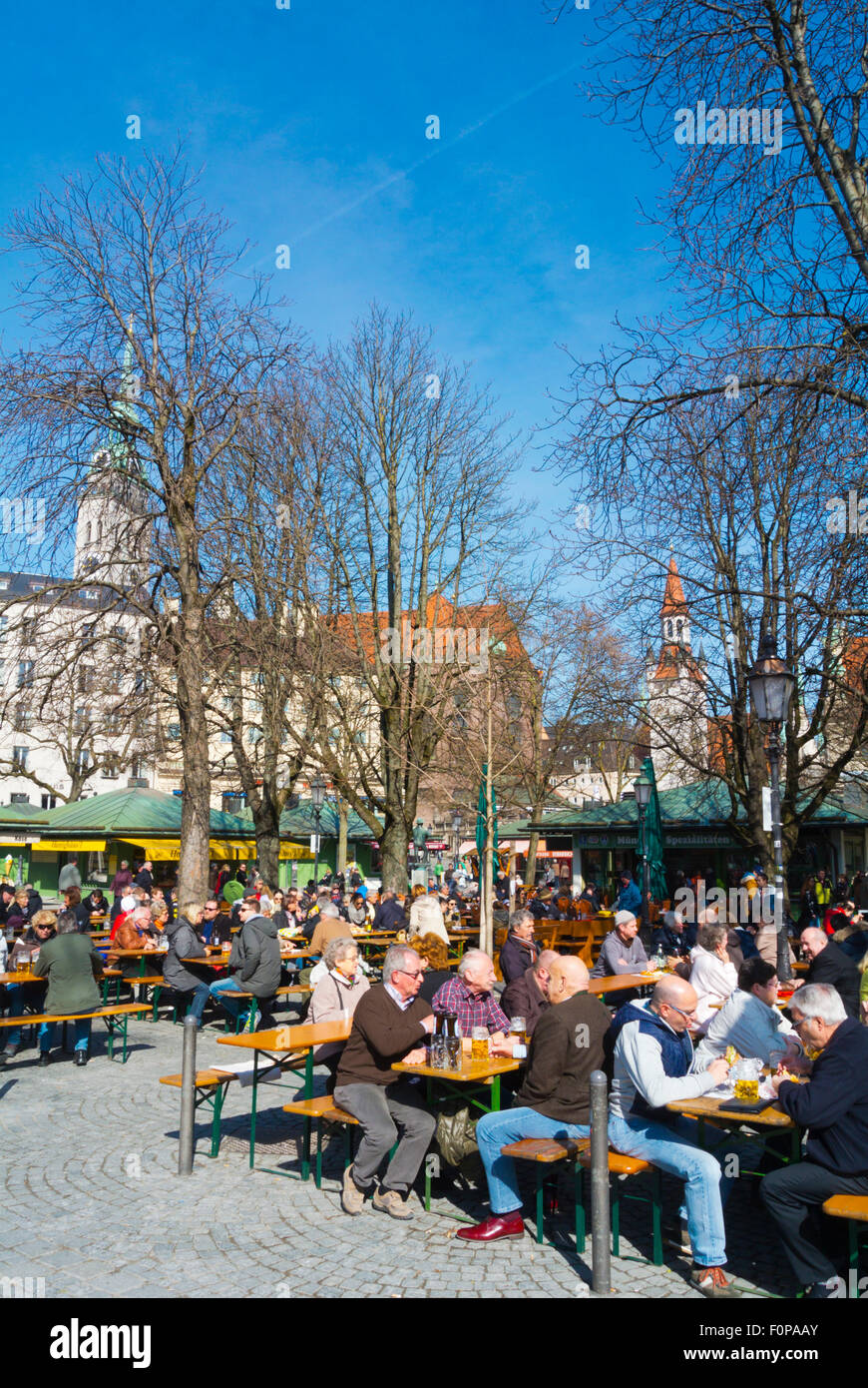 Restaurant-Terrassen am Mittag Zeit, Viktualienmarkt, Hauptmarkt-Platz, Altstadt, Altstadt, München, Bayern, Deutschland Stockfoto