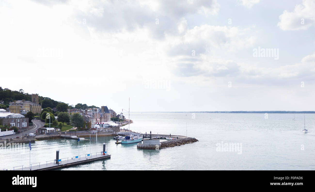 Die Royal Yacht Squadron am Eingang zur Medina River in Cowes auf der Isle Of Wight. Der berühmte Club ist 200 Jahre alt Stockfoto