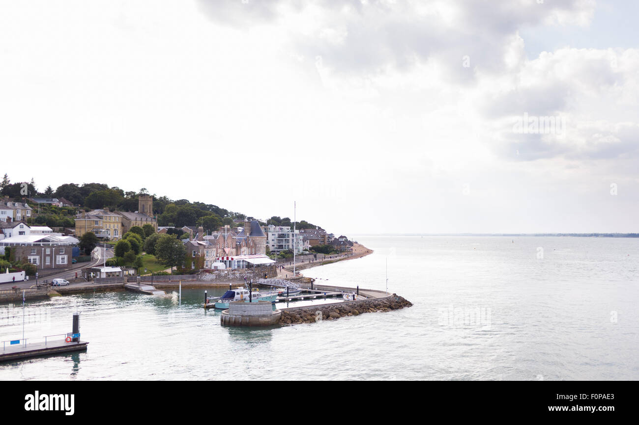 Die Royal Yacht Squadron am Eingang zur Medina River in Cowes auf der Isle Of Wight. Der berühmte Club ist 200 Jahre alt Stockfoto