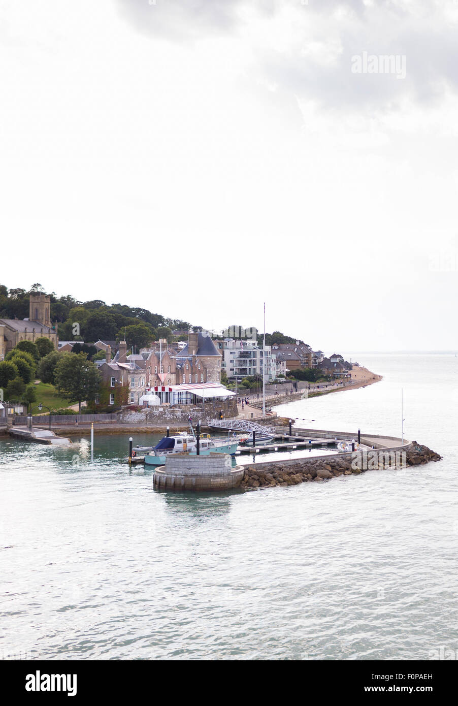 Die Royal Yacht Squadron am Eingang zur Medina River in Cowes auf der Isle Of Wight. Der berühmte Club ist 200 Jahre alt Stockfoto