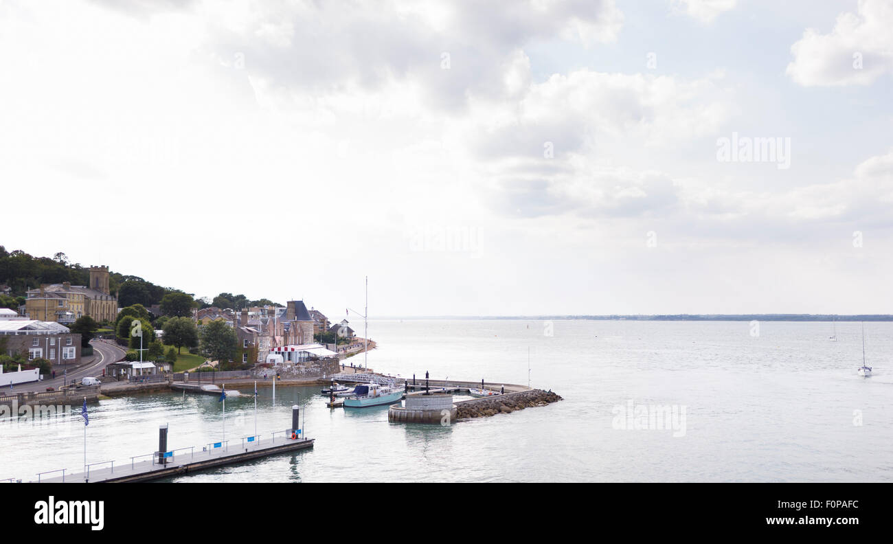 Die Royal Yacht Squadron am Eingang zur Medina River in Cowes auf der Isle Of Wight. Der berühmte Club ist 200 Jahre alt Stockfoto