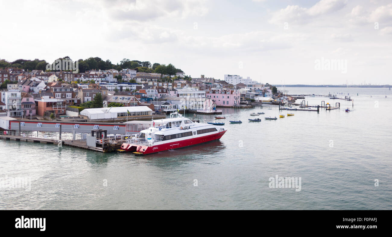 Die Red Jet Passagierfähre neben am Stadtkai im Medina River in Cowes auf der Isle Of Wight.  Die Schnellfähre trägt fo Stockfoto