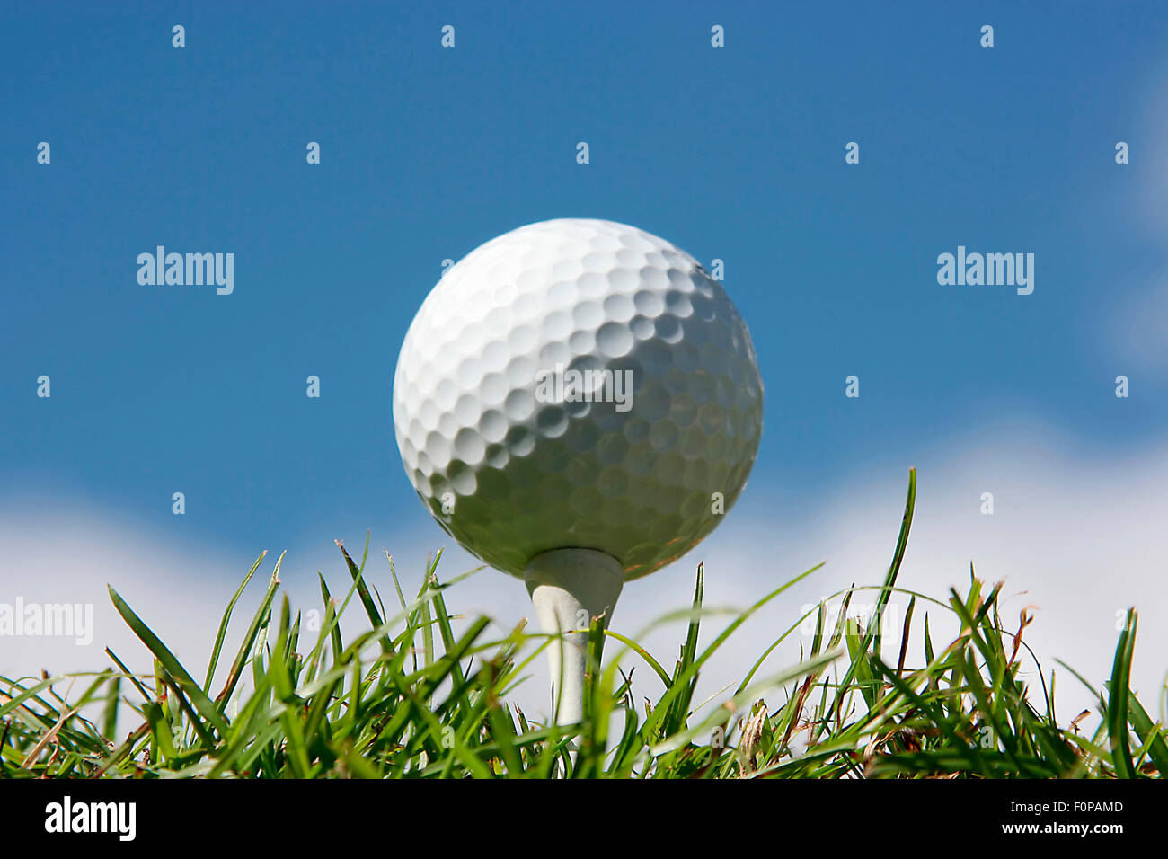 Schuss von einem Golfball mit einem niedrigen Winkel zeigt grün und blauen Himmel hautnah Stockfoto