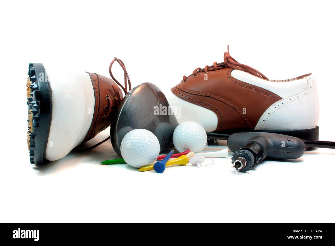 Golf-Schuhe und Accessoires, die isoliert auf weißem Hintergrund Stockfoto