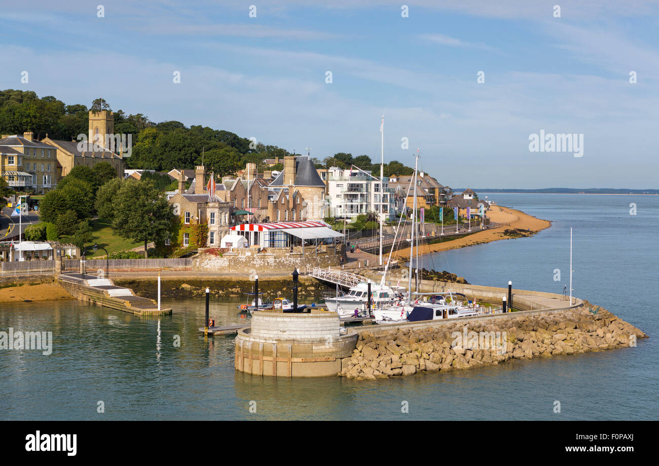 Die Royal Yacht Squadron am Eingang zur Medina River in Cowes auf der Isle Of Wight. Der berühmte Club ist 200 Jahre alt Stockfoto
