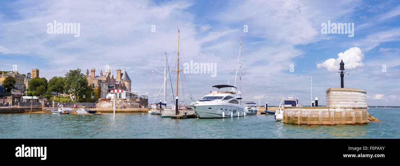 Die Royal Yacht Squadron am Eingang zur Medina River in Cowes auf der Isle Of Wight. Der berühmte Club ist 200 Jahre alt Stockfoto