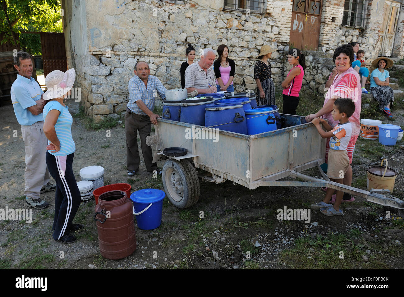 Der Milchmann sammeln von Milch vom Bauern, weniger Prespasee See Prespa-Nationalpark, Albanien, Juni 2009 Stockfoto