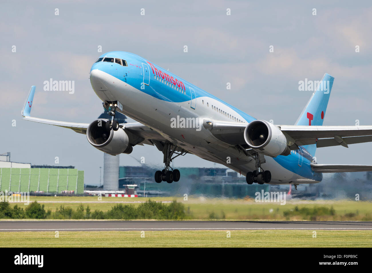G-OBYH Thomson Airways Boeing 767-300 Flughafen Manchester England uk Abfahrten drehen Stockfoto