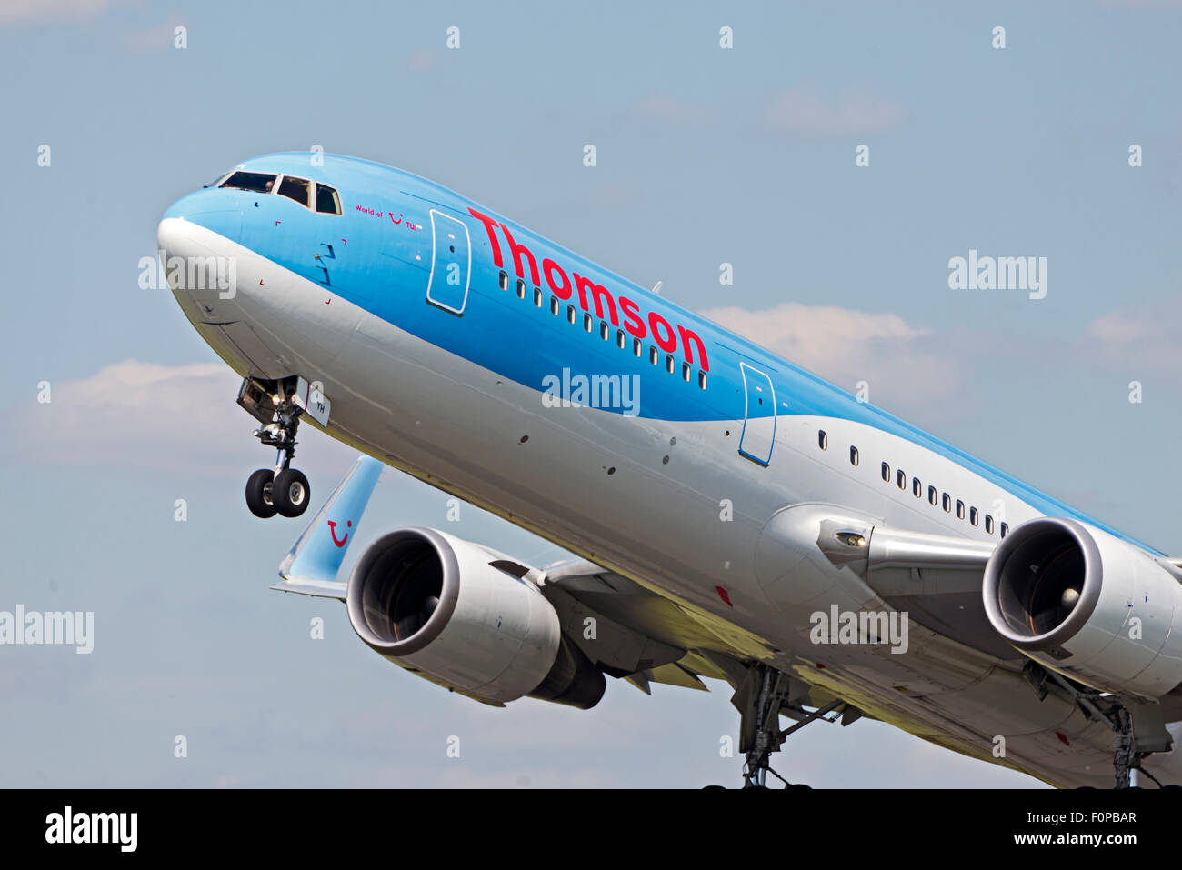 G-OBYH Thomson Airways Boeing 767-300 Flughafen Manchester England uk Abfahrten drehen Stockfoto