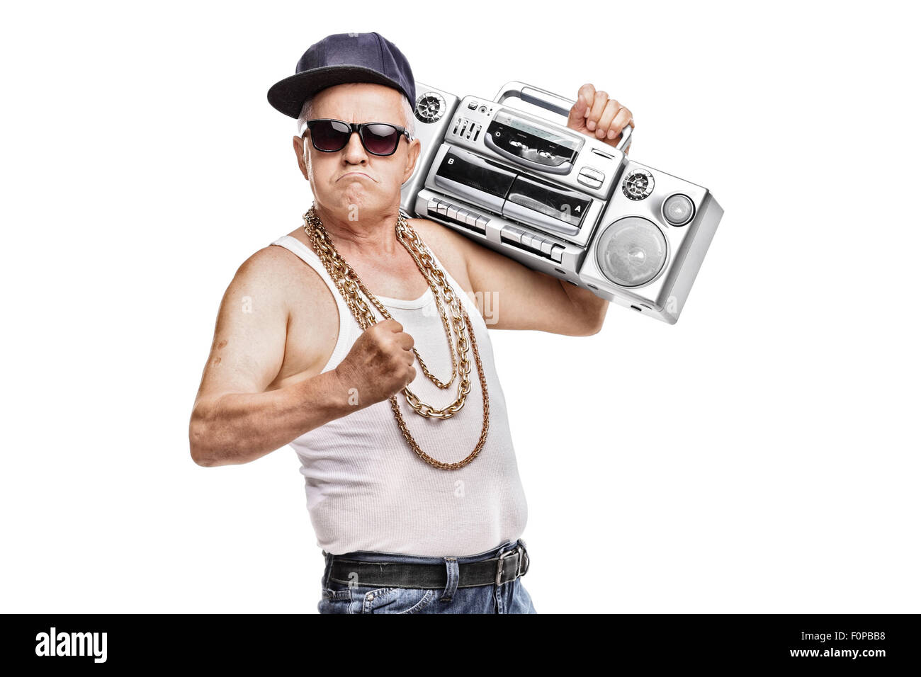 Reifer Mann in Hip-Hop-Outfit hält einen Ghetto-Blaster und schaut in die Kamera, die isoliert auf weißem Hintergrund Stockfoto