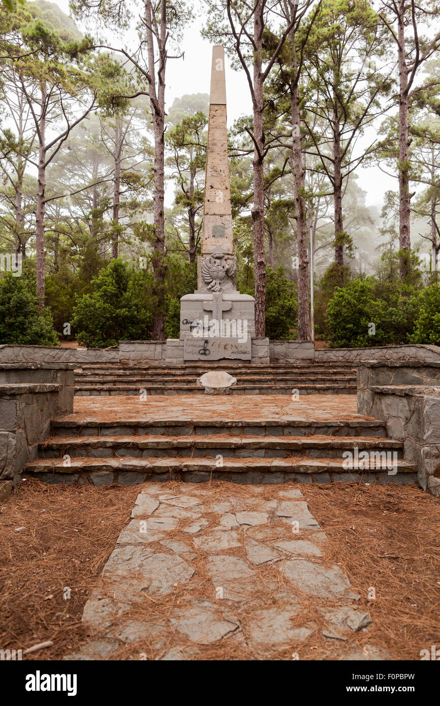 Las Raices, Monte de Esperanza, Teneriffa, Kanarische Inseln. Werden abgerissen, Franco-Denkmal. Markiert die Stelle, wo er den Sturz der spanischen Monarchie am 17. Juni 1936 aufgetragen. Dies ist eines der vielen Franco Ära öffentlichen Denkmälern, die im Rahmen des Prozesses der Befreiung des Landes von Student an den Diktator unter das Gesetz der historischen Erinnerung, (Ley de Memoria Historica) zerstört werden. Stockfoto
