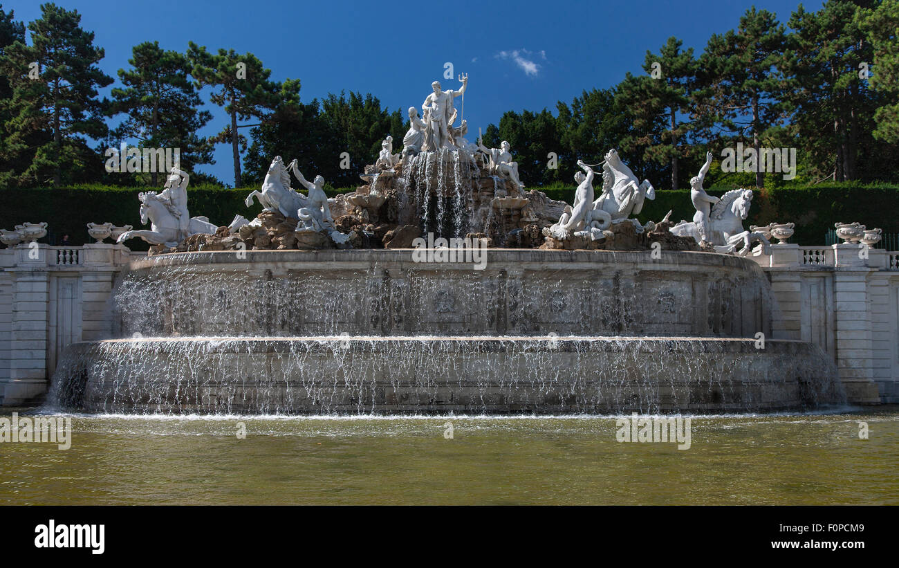 Neptun-Brunnen in Schoenbrunner Park, Schlosspark Schönbrunn, Wien, Österreich, Europa Stockfoto