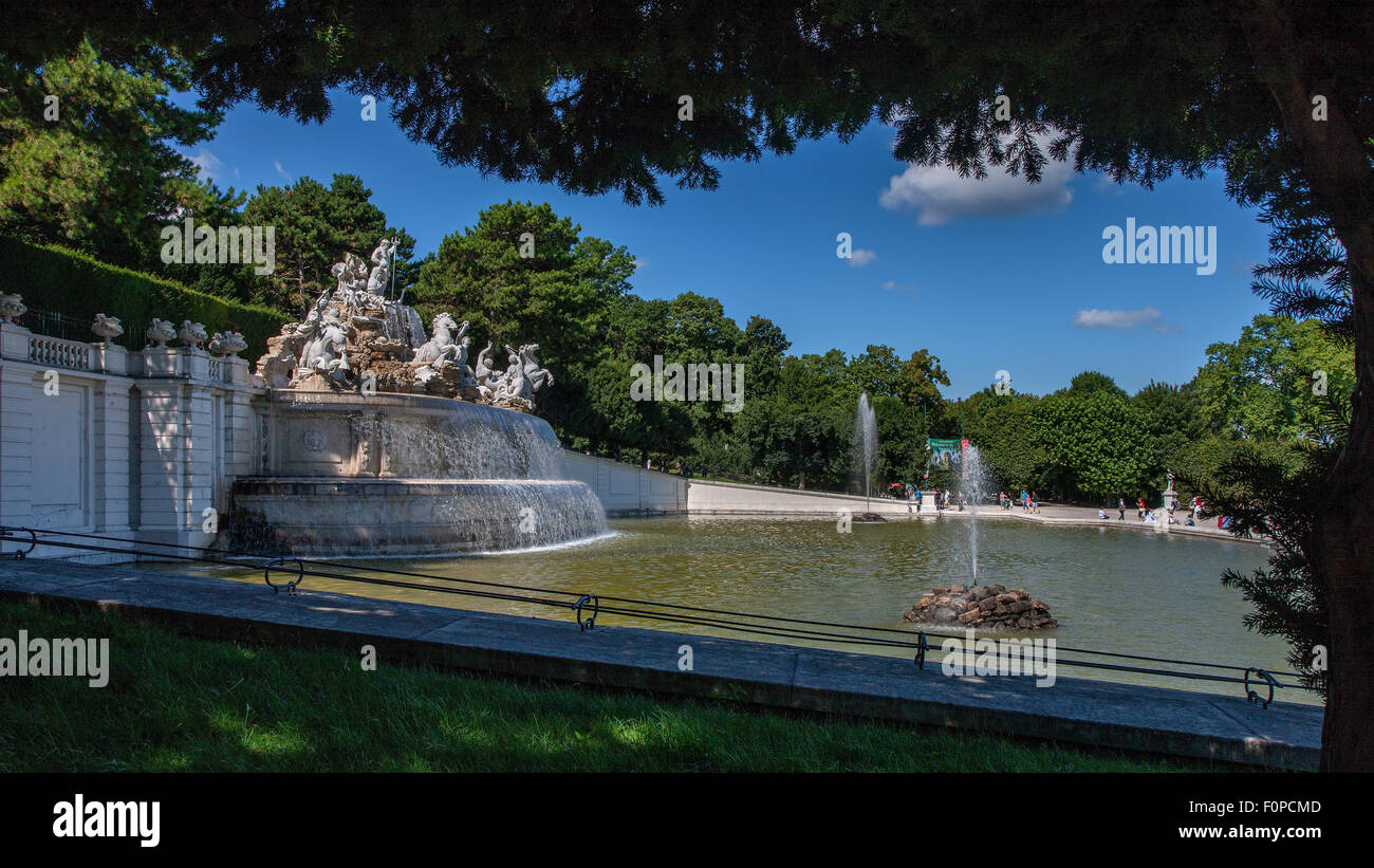 Neptun-Brunnen in Schoenbrunner Park, Schlosspark Schönbrunn, Wien, Österreich, Europa Stockfoto