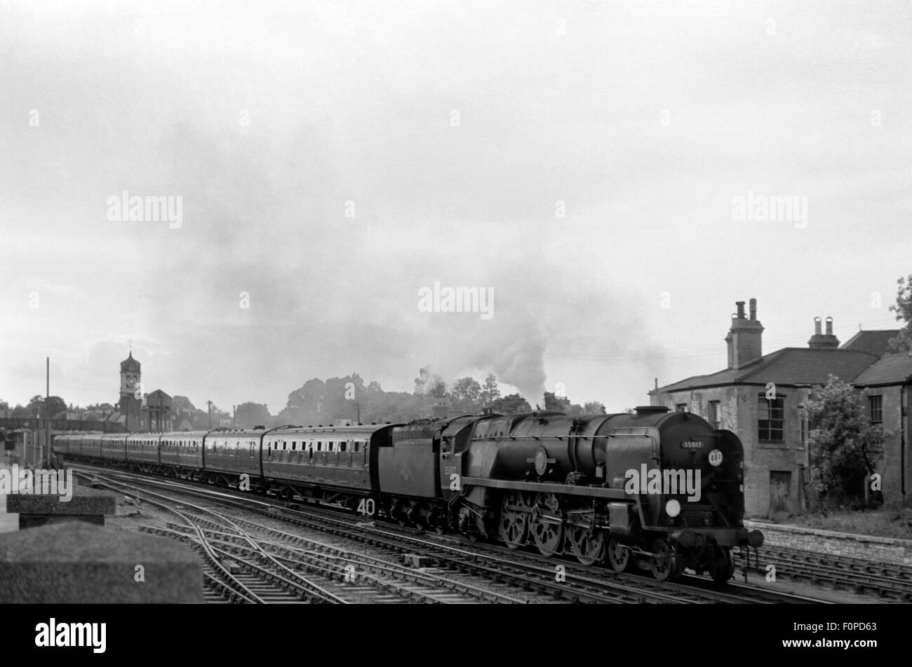 Original Britische Schiene Dampf Lok Nummer 35017 belgische Marine zieht einen Personenzug bei Southampton England uk in den 1960er Jahren Stockfoto