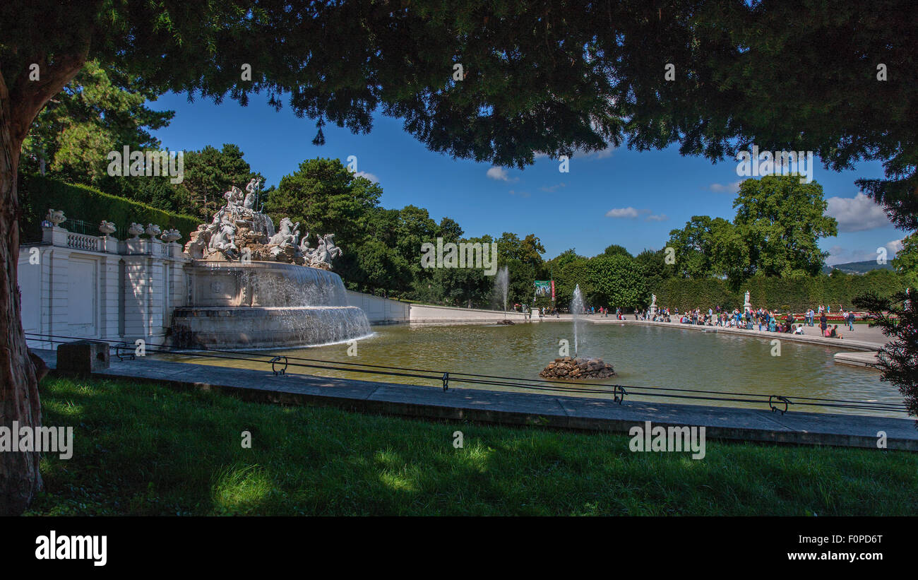 Neptun-Brunnen in Schoenbrunner Park, Schlosspark Schönbrunn, Wien, Österreich, Europa Stockfoto