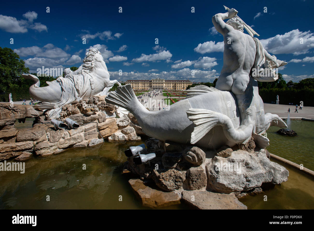 Schloss Schönbrunn und Gärten mit Neptun-Brunnen im Vordergrund, Wien, Österreich Stockfoto
