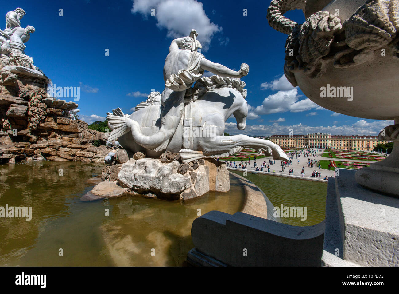Schloss Schönbrunn und Gärten mit Neptun-Brunnen im Vordergrund, Wien, Österreich Stockfoto