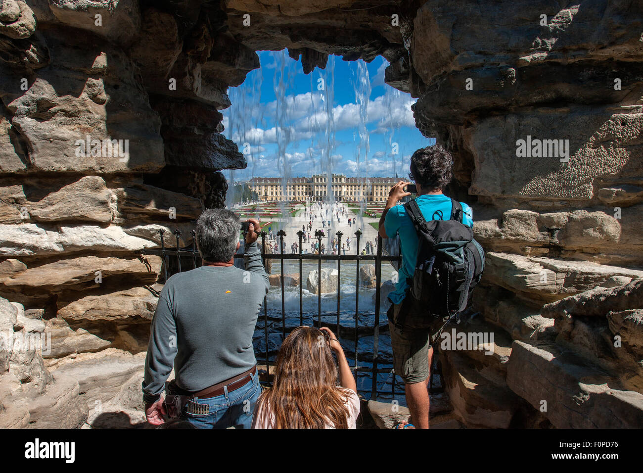 Schloss Schönbrunn und Gärten mit Neptun-Brunnen im Vordergrund, Wien, Österreich Stockfoto
