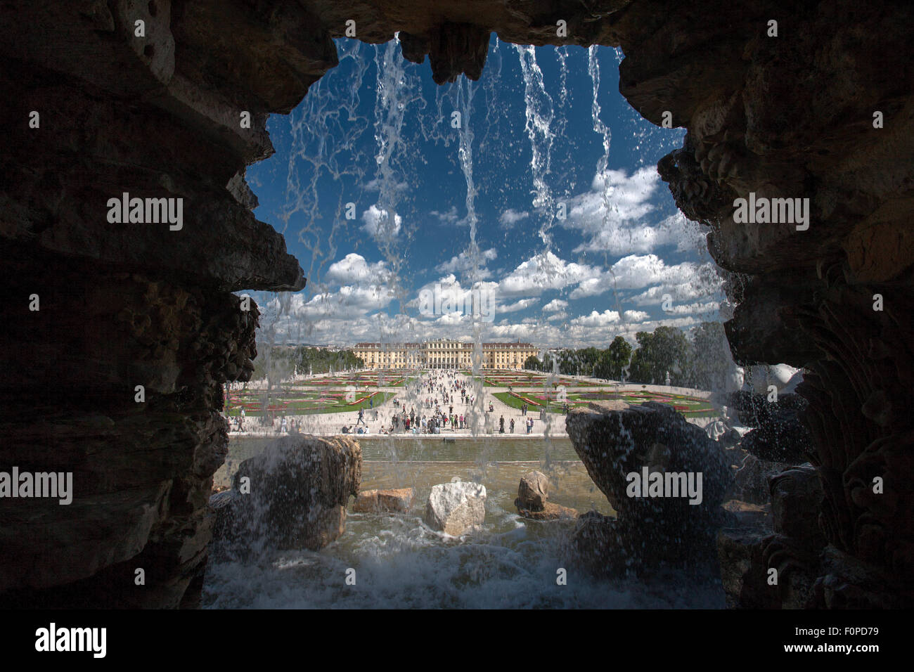 Schloss Schönbrunn und Gärten mit Neptun-Brunnen im Vordergrund, Wien, Österreich Stockfoto