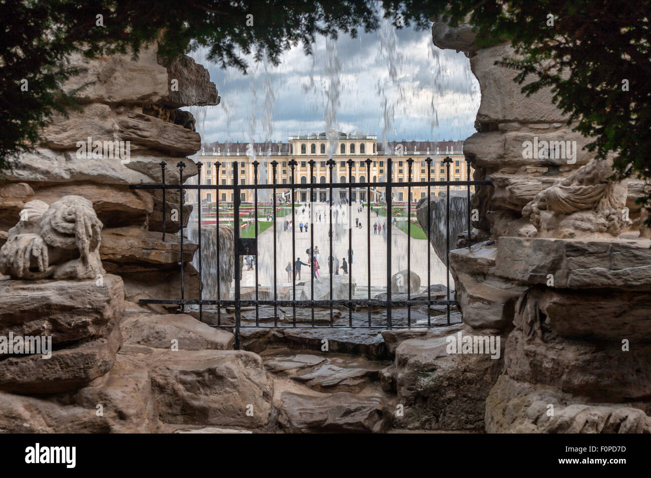 Schloss Schönbrunn und Gärten mit Neptun-Brunnen im Vordergrund, Wien, Österreich Stockfoto