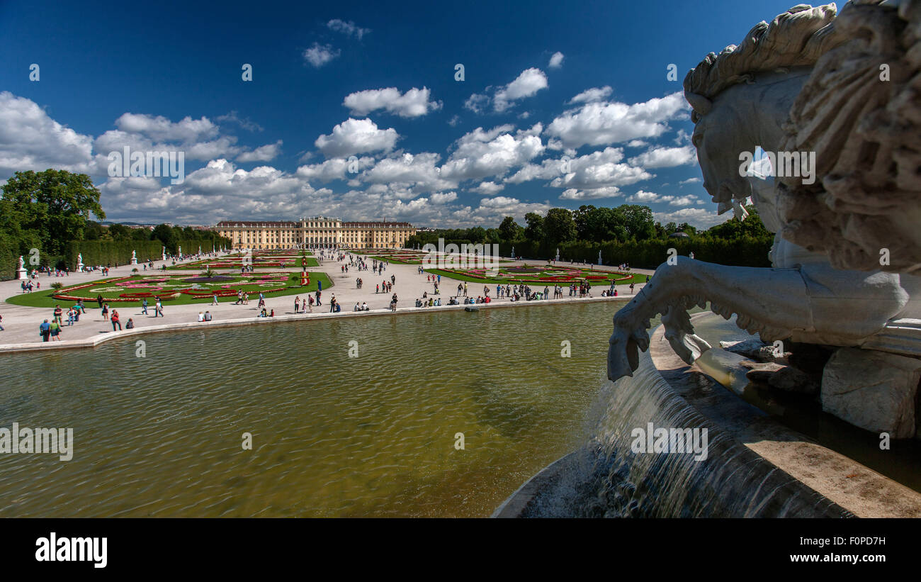 Schloss Schönbrunn und Gärten mit Neptun-Brunnen im Vordergrund, Wien, Österreich Stockfoto
