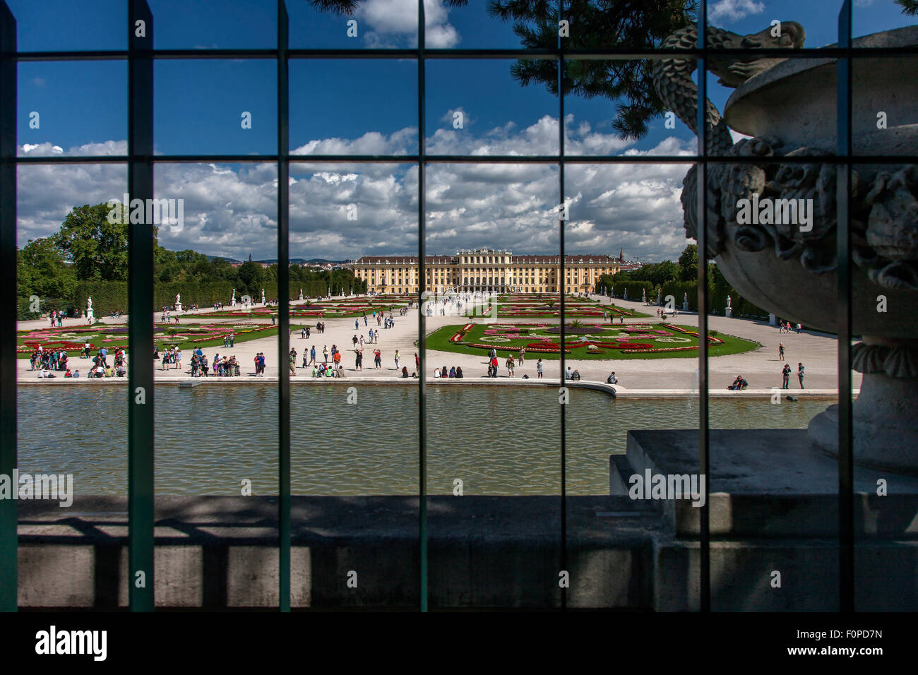 Schloss Schönbrunn und Gärten mit Neptun-Brunnen im Vordergrund, Wien, Österreich Stockfoto