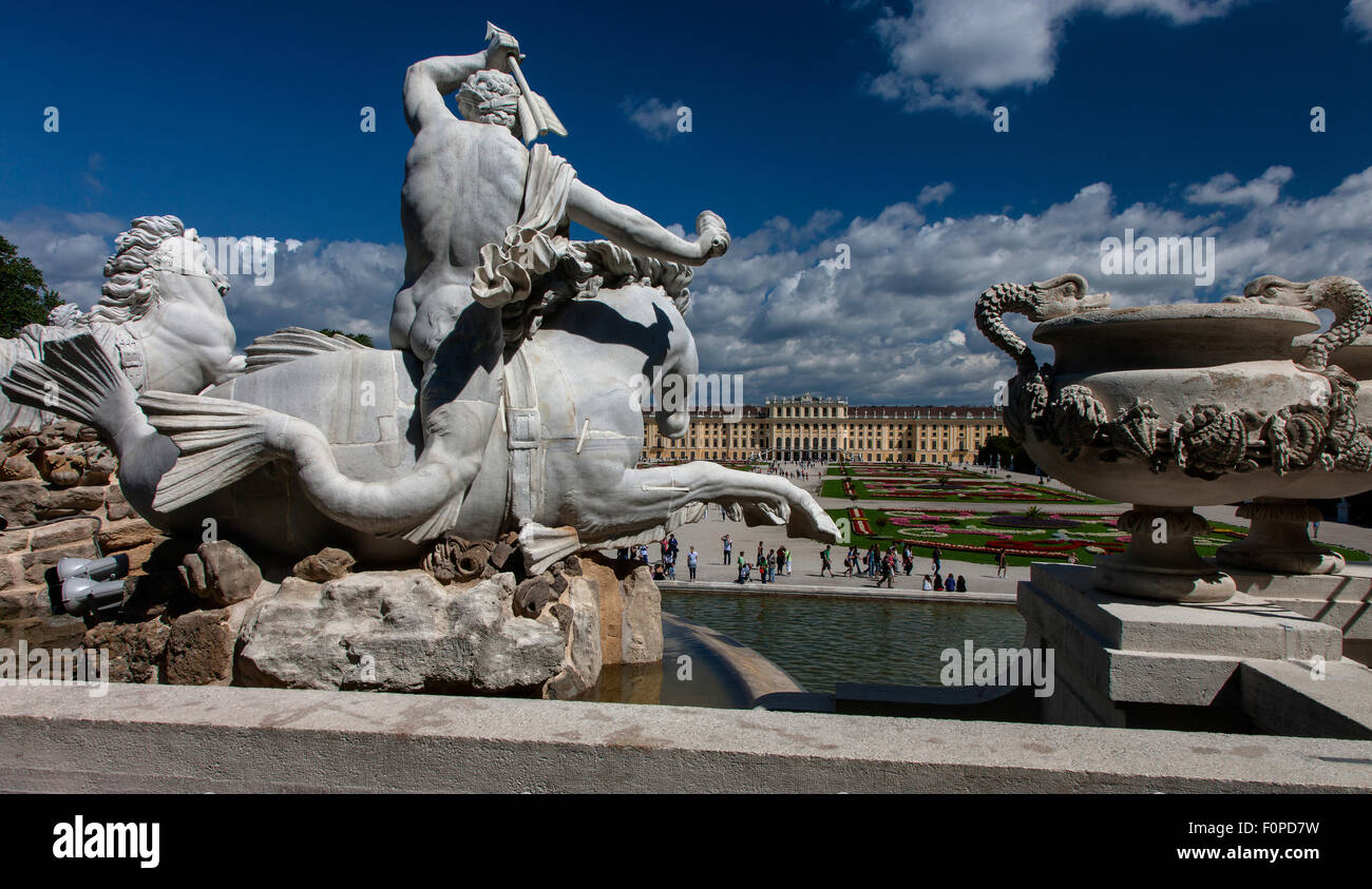 Schloss Schönbrunn und Gärten mit Neptun-Brunnen im Vordergrund, Wien, Österreich Stockfoto
