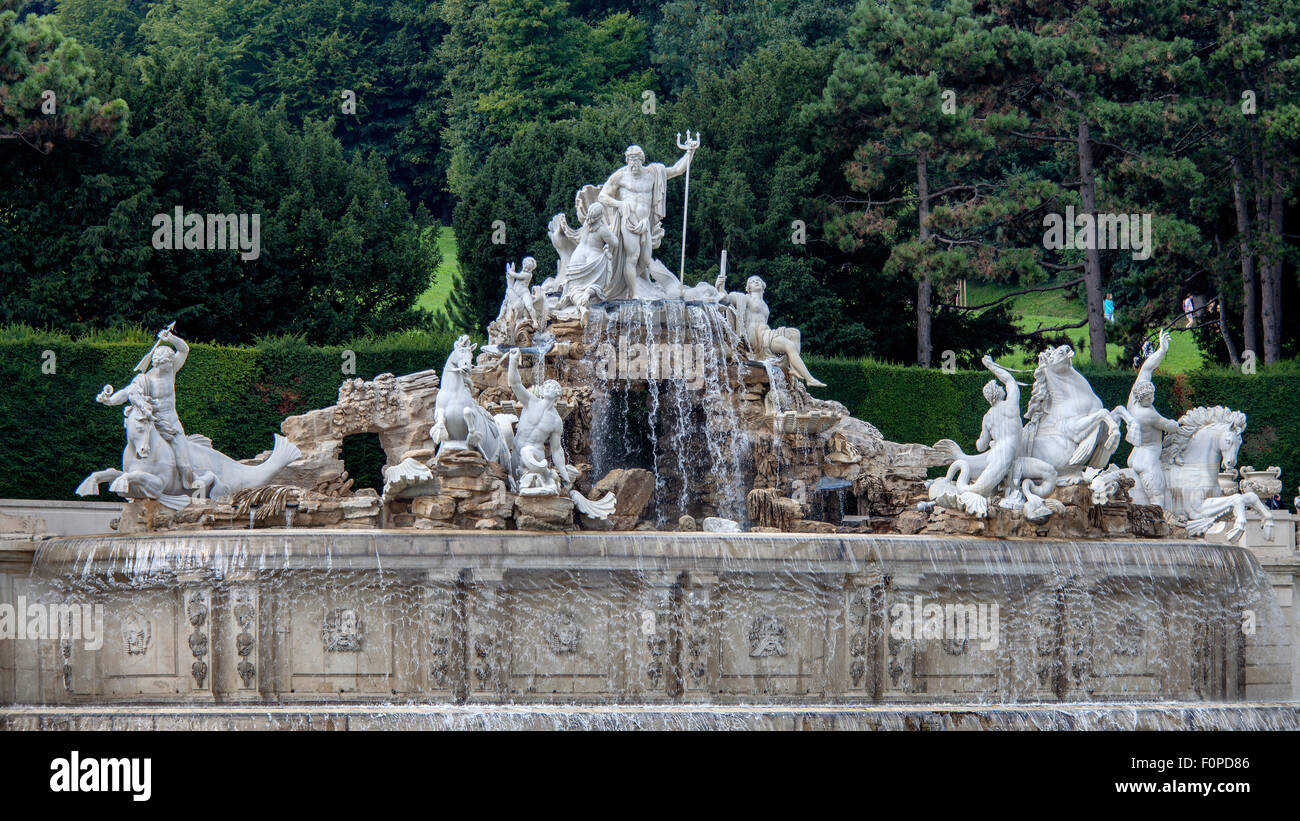 Neptun-Brunnen in Schoenbrunner Park, Schlosspark Schönbrunn, Wien, Österreich, Europa Stockfoto