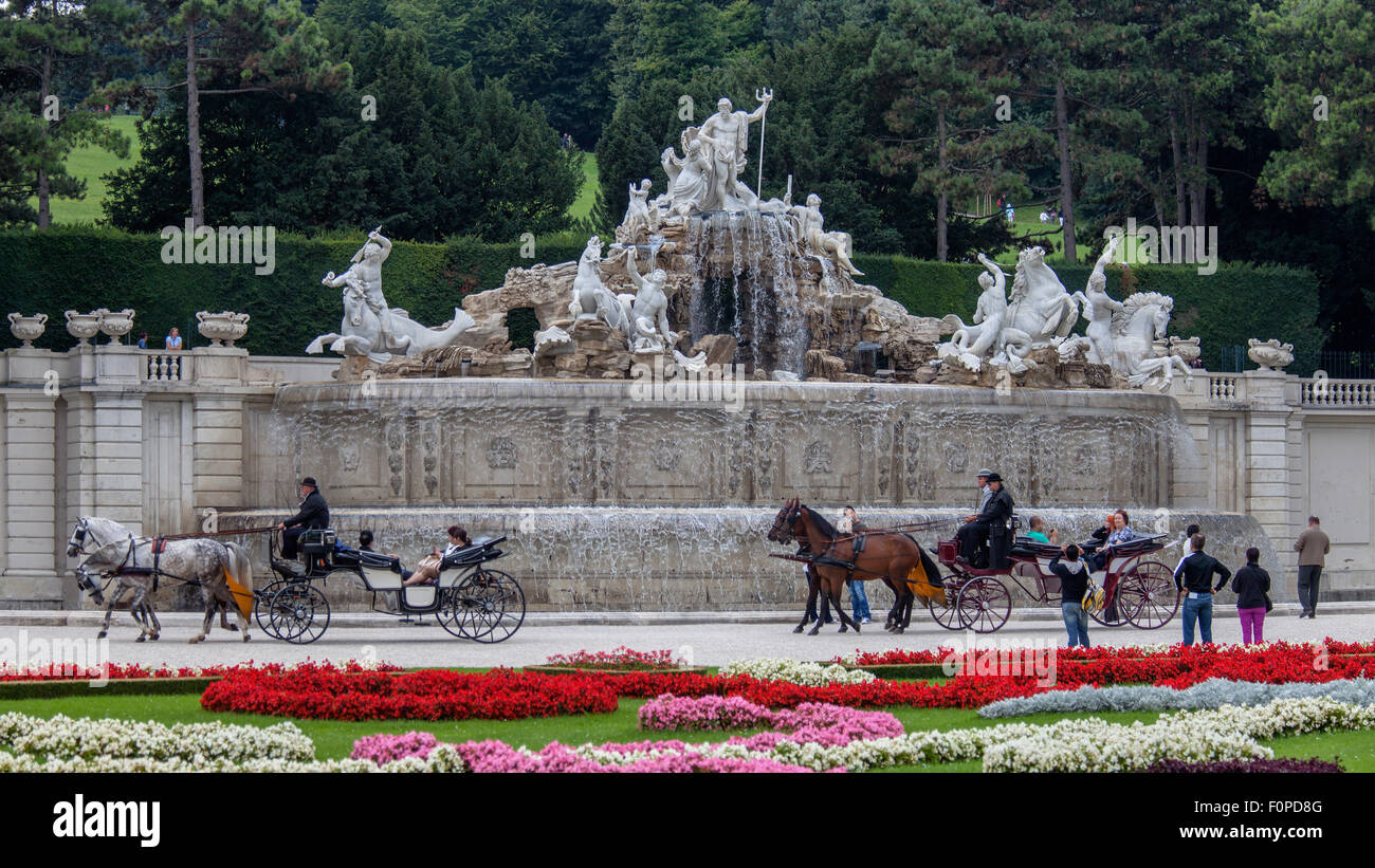 Neptun-Brunnen in Schoenbrunner Park, Schlosspark Schönbrunn, Wien, Österreich, Europa Stockfoto