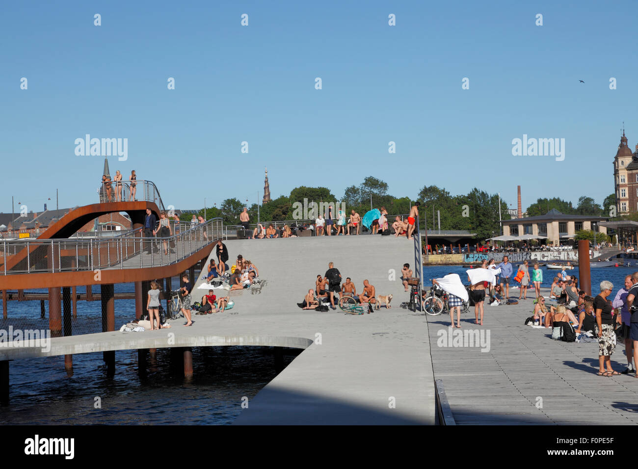 Kalvebod Bølge, Kalvebod Wellen, im inneren Hafen von Kopenhagen, Vesterbro. Eine aufregende Pier-Struktur, die bei Kalvebod Brygge auf und ab winkt. Stockfoto