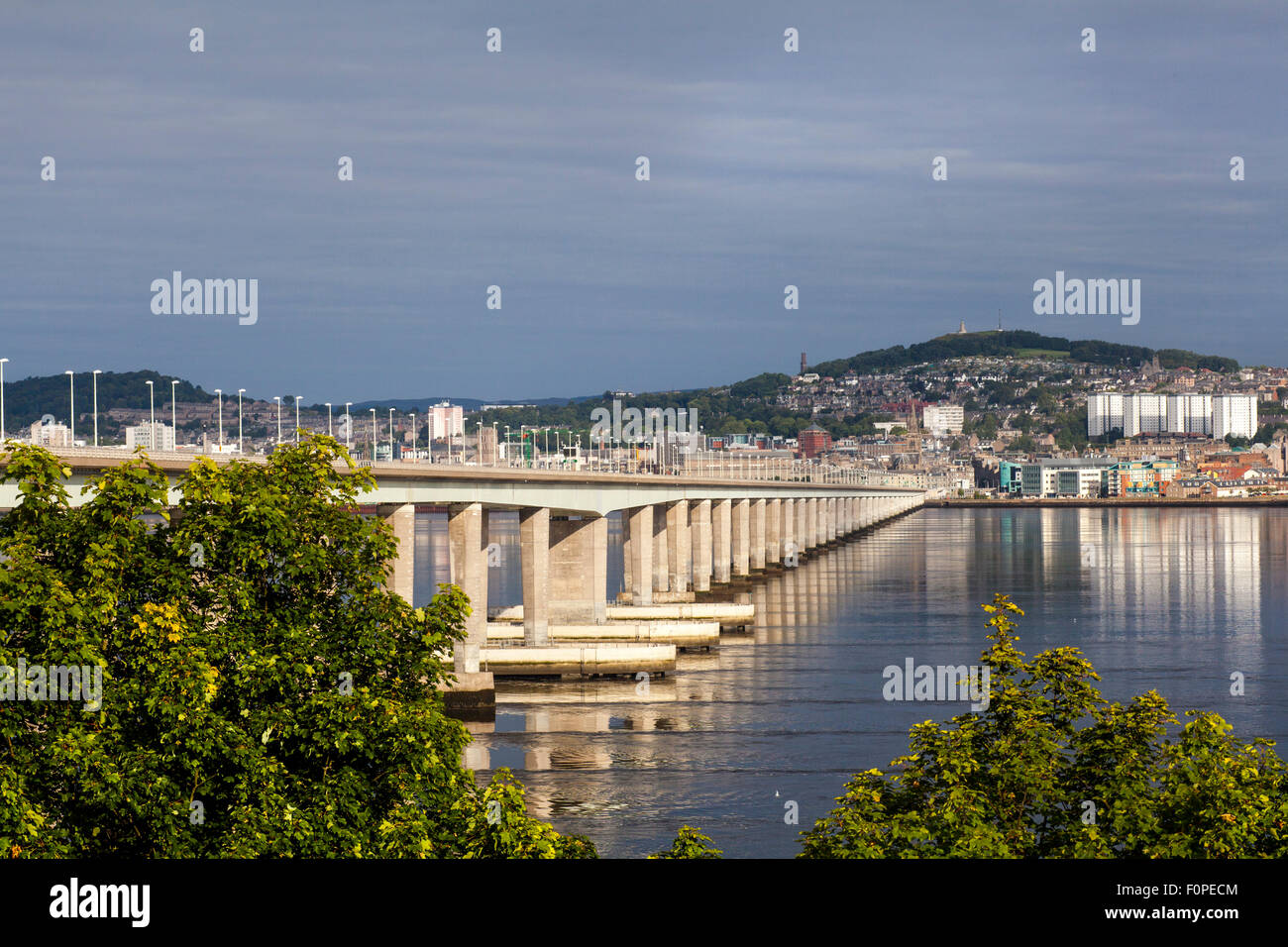 Firth of Tay, und die Stadt Dundee von Newport-on-Tay in Fife; Skyline, Tay Road Bridge River Road Crossing the River at Dundee, Scotland UK Stockfoto