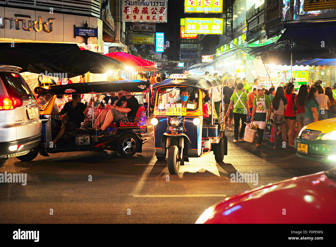 Bangkok Taxi "Tuk-Tuk" mit Passagieren in Chinatown Straße. Stockfoto