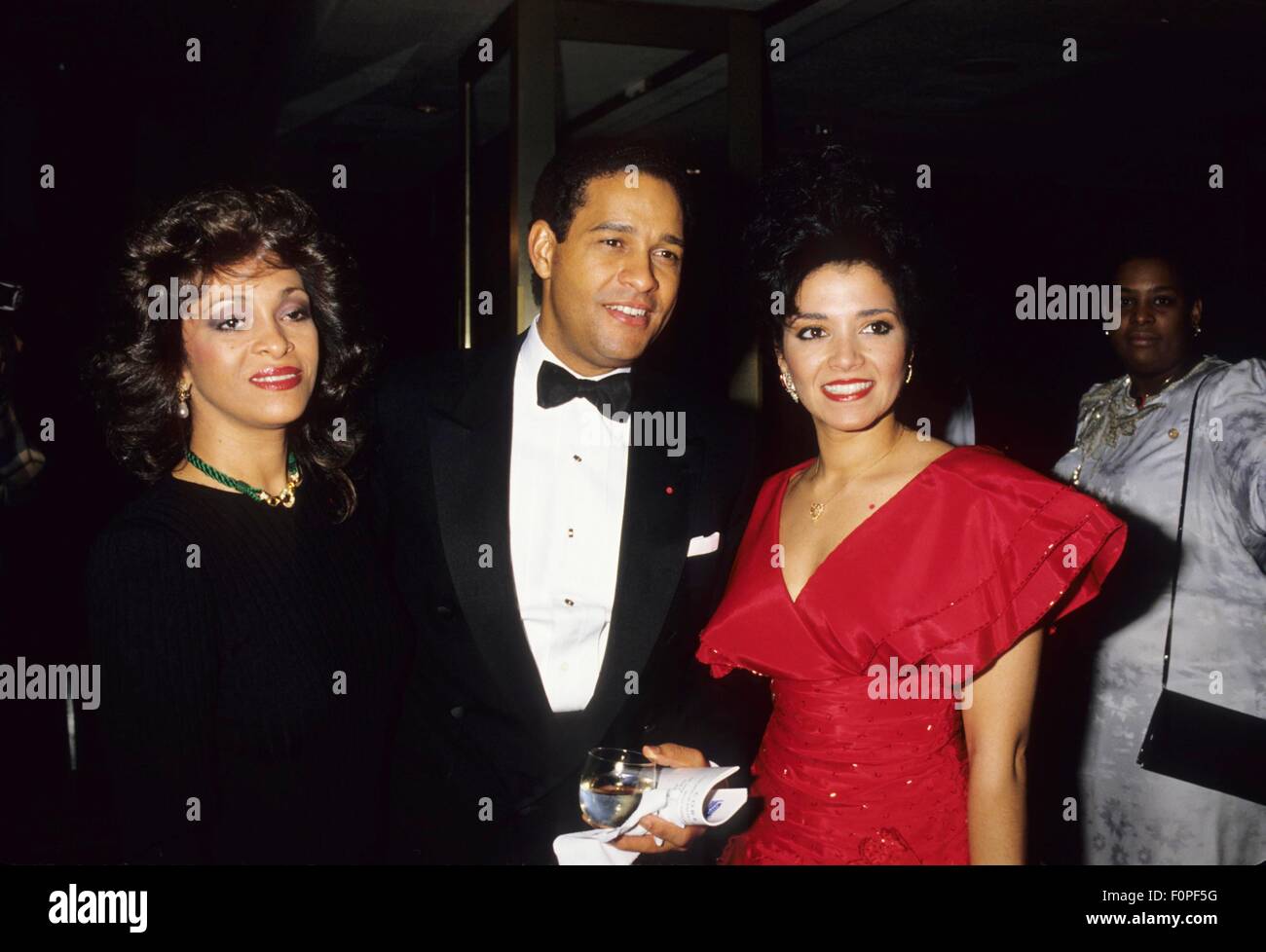 BRYANT GUMBEL mit Frau June Carlyn Baranco und Suzette Charles 1990.f9387. © Michael Ferguson/Globe Fotos/ZUMA Draht/ZUMA Draht/Alamy Live-Nachrichten Stockfoto