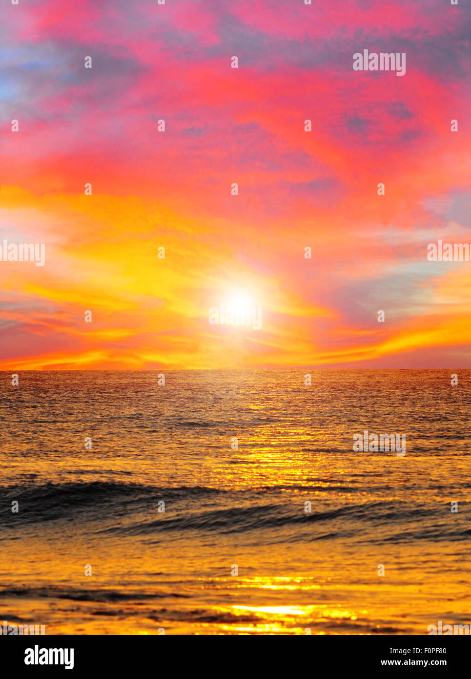 Schöne bunte Sonnenaufgang am Corona Beach, Panama Stockfoto