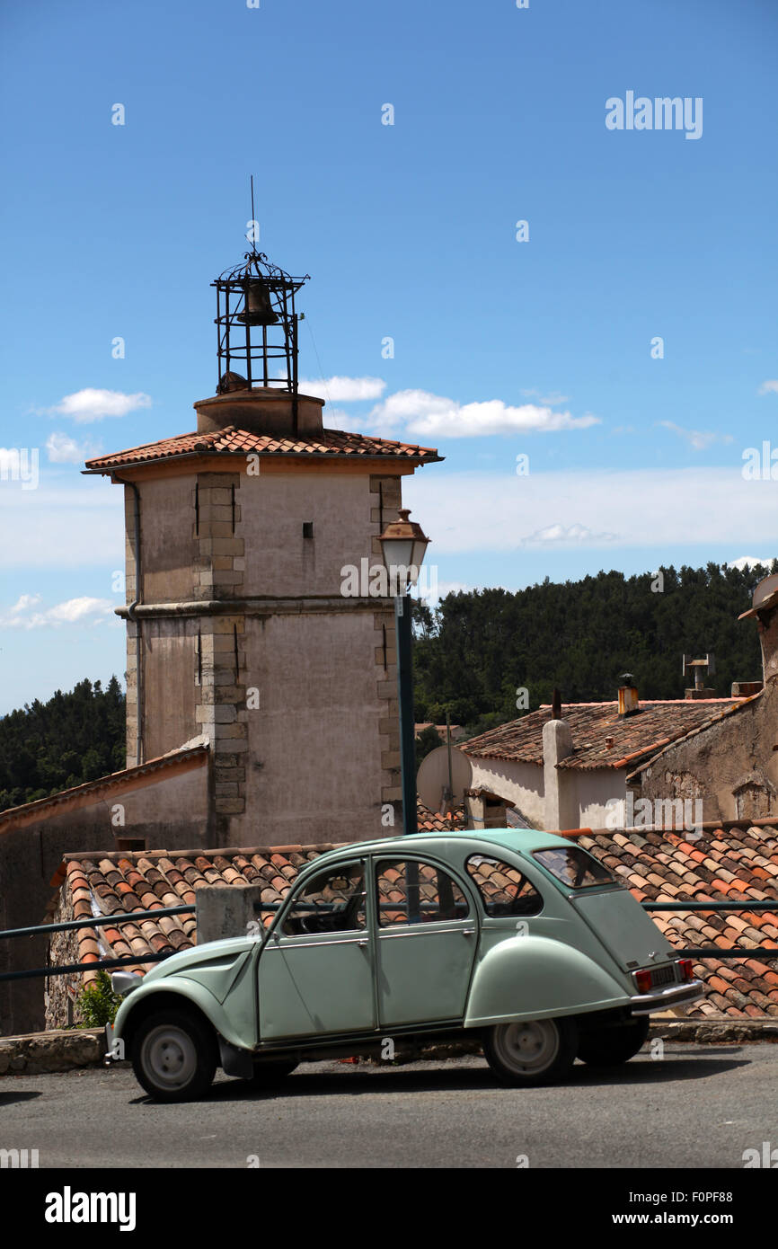 Französische Oldtimer in einem klassischen französischen Bergdorf. Callas. Frankreich Stockfoto