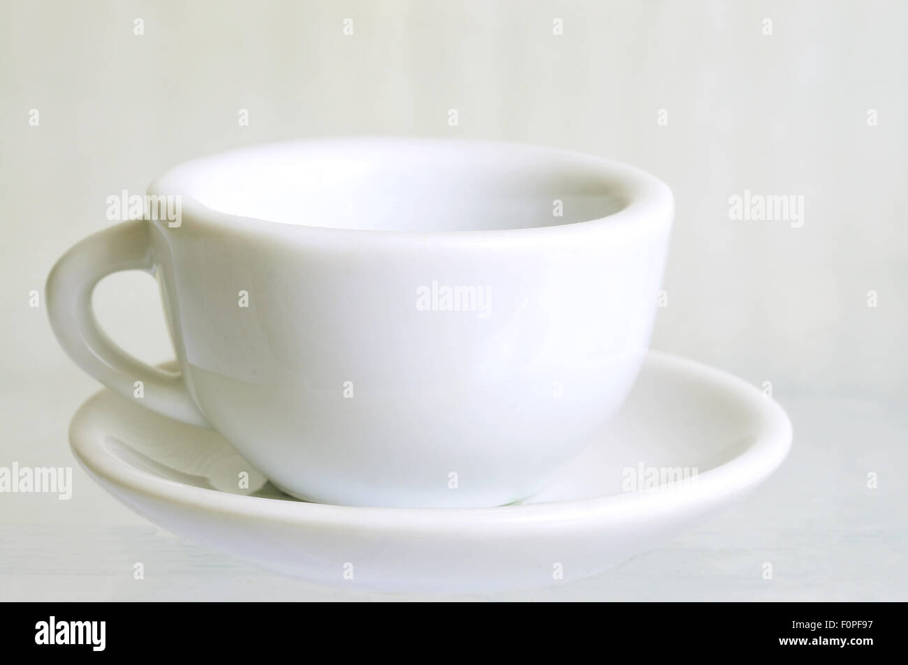 Makroaufnahme einer Tasse Milchkaffee Stockfoto