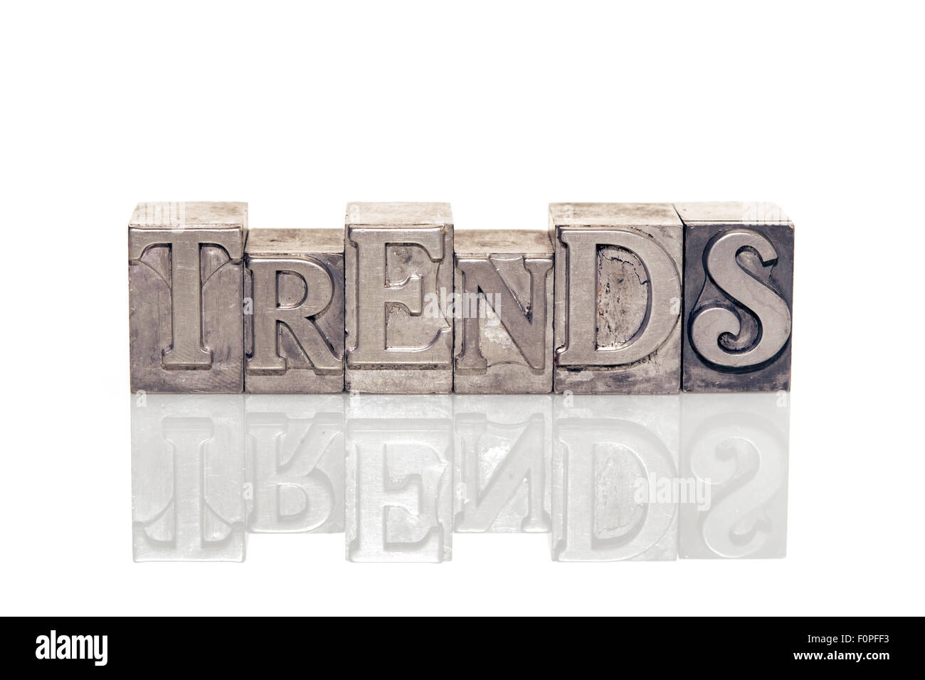 Trends-Wort aus metallischen Buchdruck auf reflektierende Oberfläche hergestellt Stockfoto