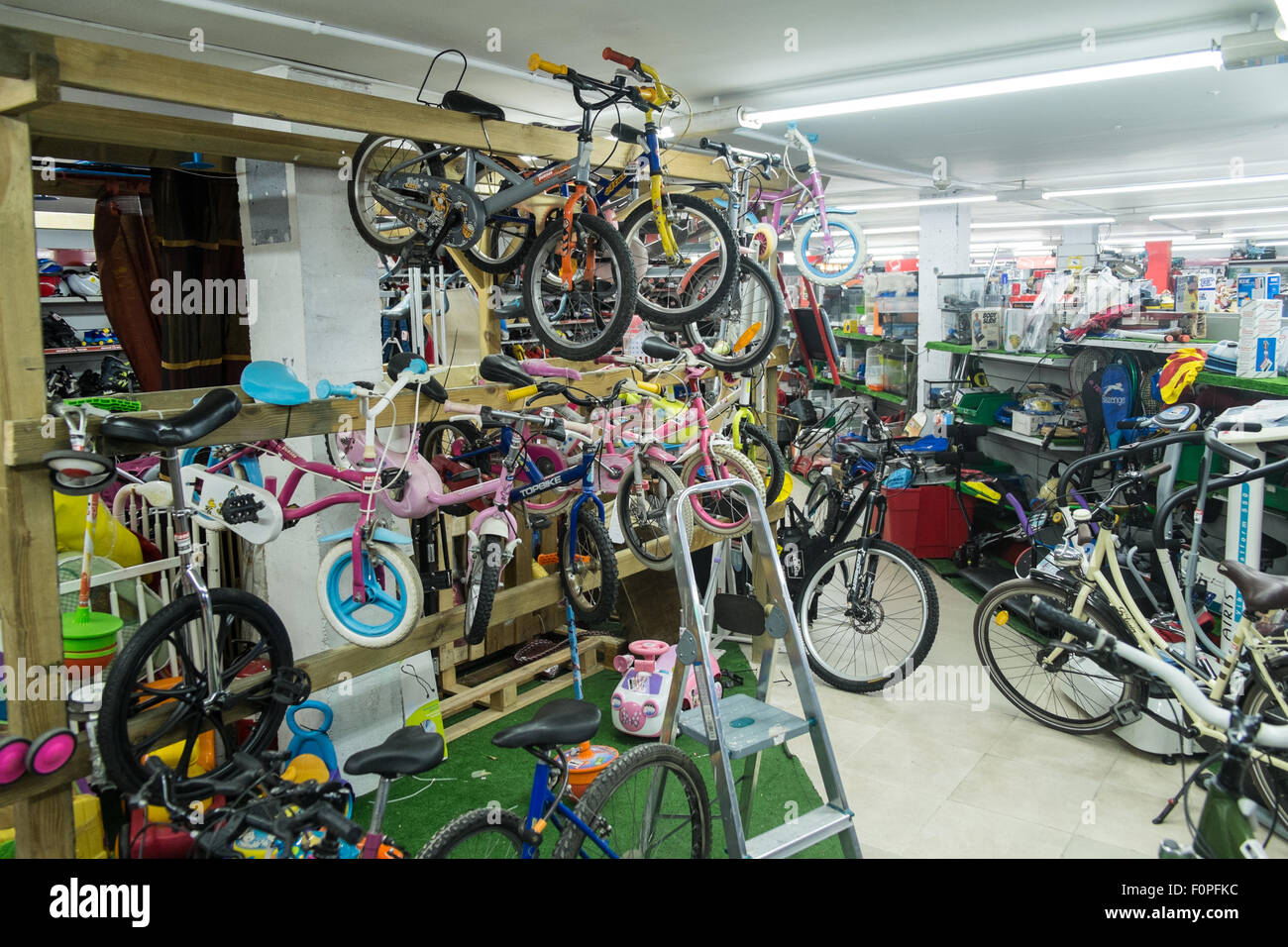 Fahrräder, Bikes, zweiter hand waren zum Verkauf an diesem "Sekunden" Shop  in Terrassa, in der Nähe von Barcelona, Katalonien, Spanien Stockfotografie  - Alamy