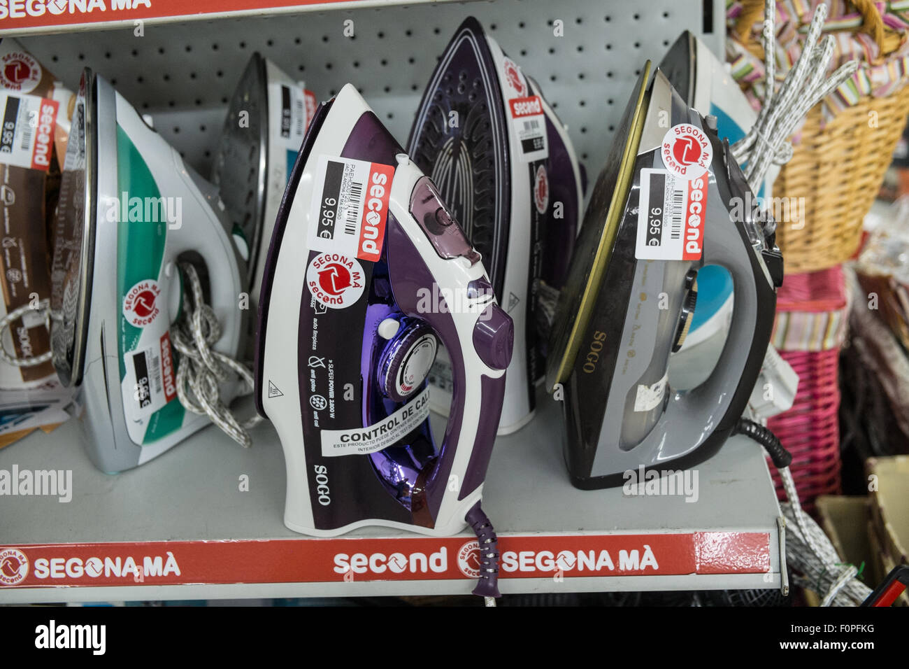 Irons.Second Hand waren zum Verkauf an diesem 'Seconds' Shop in Terrassa, in der Nähe von Barcelona, Katalonien, Spanien. Stockfoto