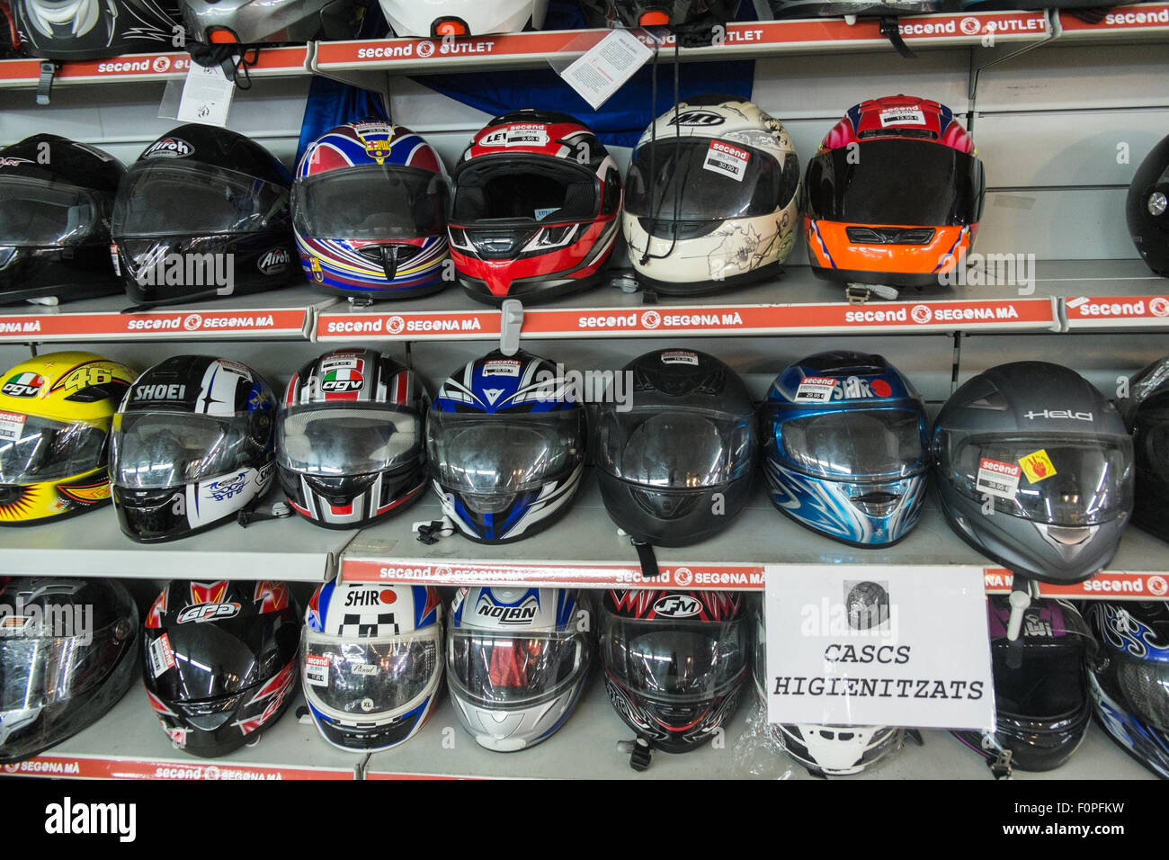 Helmets.Second Hand waren zum Verkauf an diesem 'Seconds' Shop in Terrassa, in der Nähe von Barcelona, Katalonien, Spanien. Stockfoto