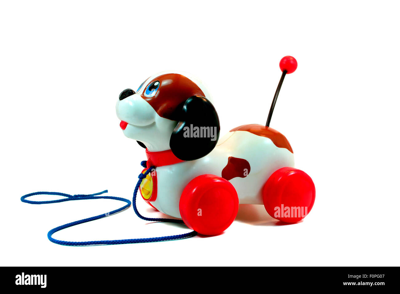 Alte Kunststoff Spielzeughund mit Rädern isoliert auf weiss Stockfoto